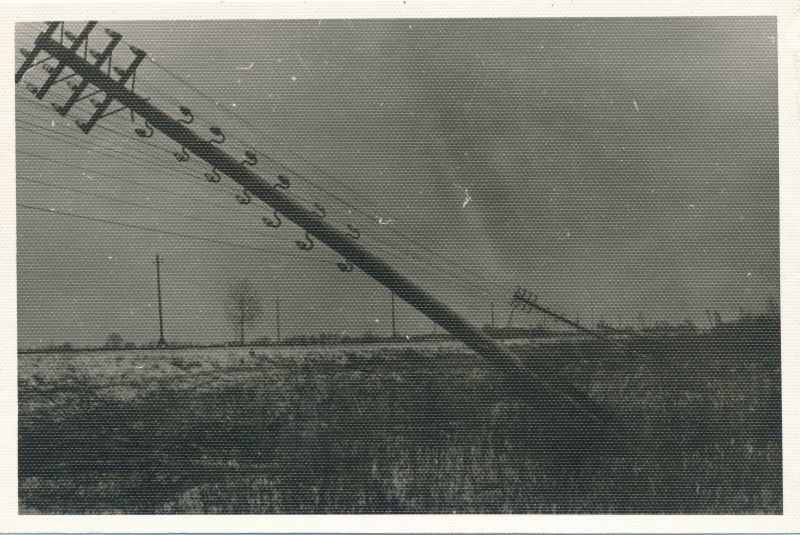 Foto. Saaremaa sideliinide tormikahjustuste likvideerimine 1969. aasta lõpus