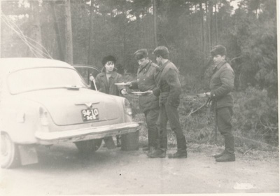 Foto. Saaremaa sideliinide tormikahjustuste likvideerimine 1969. aasta lõpus  similar photo