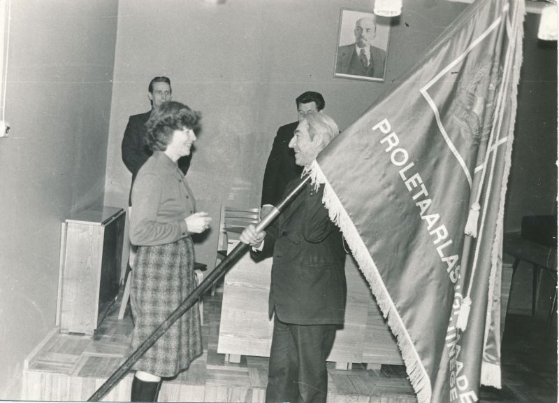 Foto. Vabariiklik rändpunalipp "Ajakirjanduslevi" Haapsalu jaoskonnale. Foto V. Pärtel, 1979