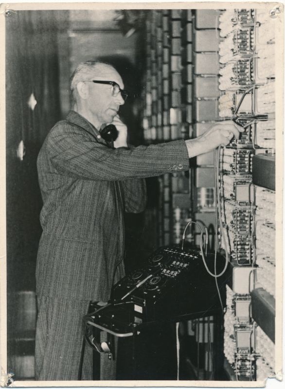 Foto. Vanemelekromehaanik Herman Raag Haapsalu automaatjaamas, 1967