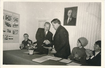 Foto. NSVL 50. aastapäeva  mälestusvimpli  üleandmine Haapsalu STES kollektiivile, 1972  similar photo