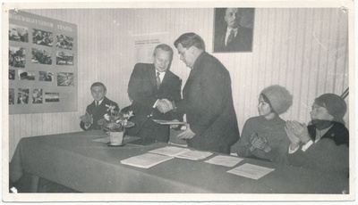 Foto. NSVL 50. aastapäeva  mälestusvimpli  üleandmine Haapsalu STES kollektiivile, 1972  duplicate photo