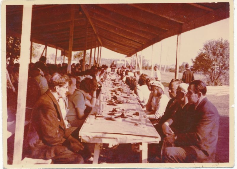 Foto. Haapsalu STES suvepäevad Pagilas. Külalised Lätist lesta ja leiba maitsmas, 1971