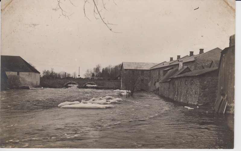 Põltsamaa jõgi. Suur sild. Vasakul endine Vana-Põltsamaa mõisa veski, paremal tootmishooned Kaubasaarel. 1920.-1930. aastad. Fotopostkaart August Mik