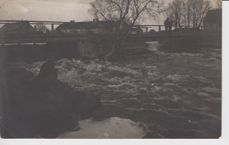 Põltsamaa jõgi. Endine Uue-Põltsamaa mõisa, alates 1928 Parvei veskipais ja sild. 1920.-1930. aastad. Fotopostkaart August Mik.