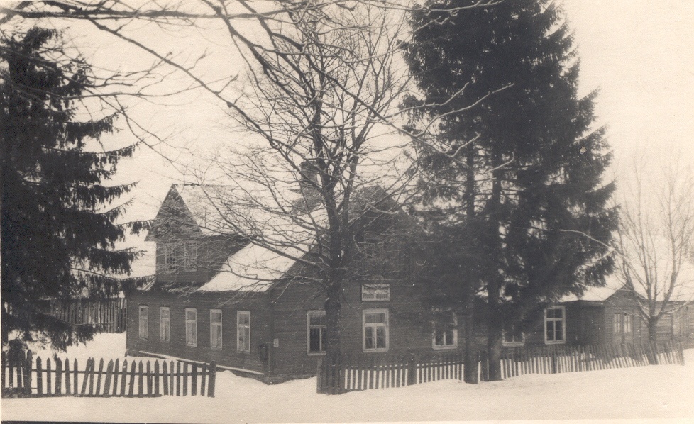 Photo. Plan 6-cl. School, view from highway to school house