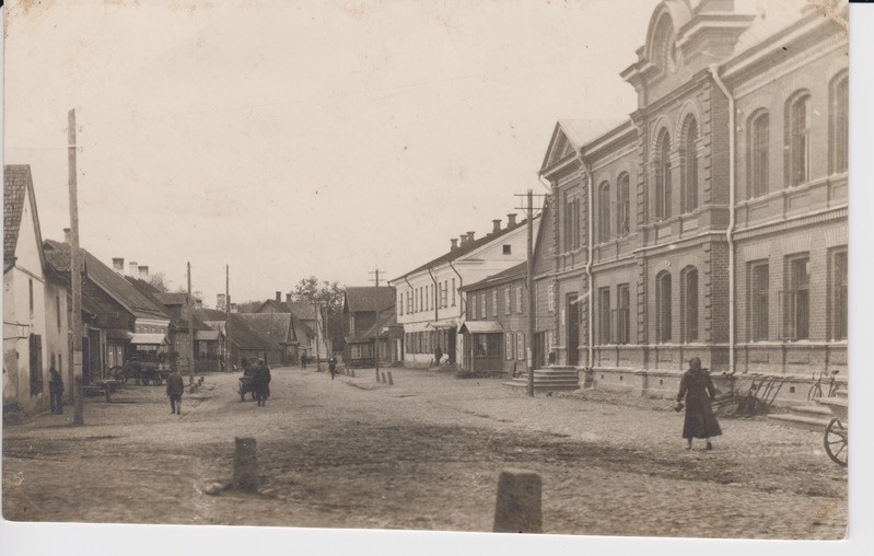 Põltsamaa, Lossi tänav Suure silla juurest lõunapoole. Paremal Carl Friedrich Leihbergi ärihoone. Hiljemalt 1926. Foto August Mik