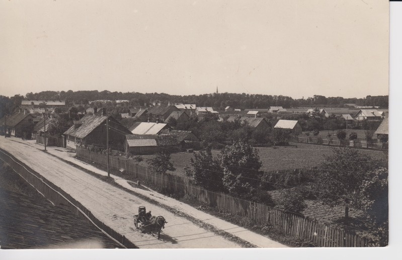 Põltsamaa, Jõgeva maantee, vaade surnuaia lähistelt katuselt kiriku suunas. 1920.-1930. aastad. Foto August Mik