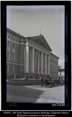 Ülikooli hoone fassaad  similar photo