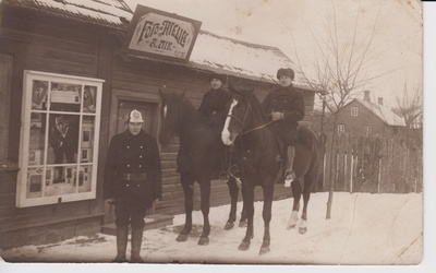 Põltsamaa, Jõgeva mnt, fotograaf August Miki maja, tuletõrjuja Kivistik, ratsa Aleksander Õunapuu ja Kristjan Koitma. 1920. aastad. Foto August Mik  duplicate photo