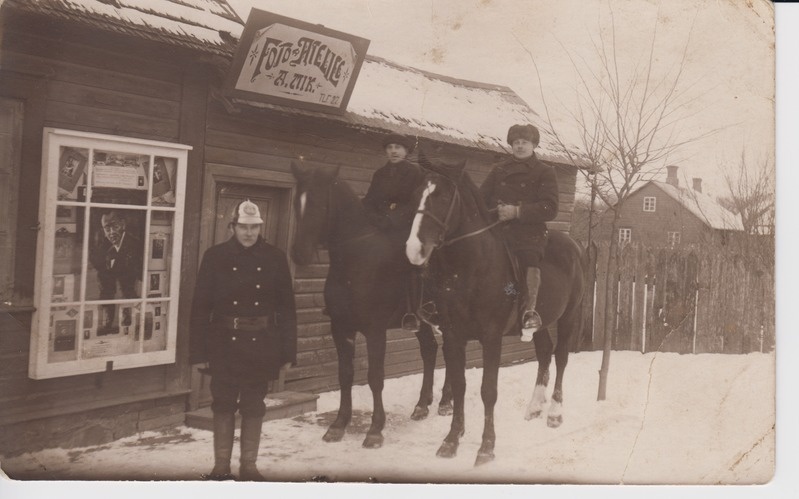 Põltsamaa, Jõgeva mnt, fotograaf August Miki maja, tuletõrjuja Kivistik, ratsa Aleksander Õunapuu ja Kristjan Koitma. 1920. aastad. Foto August Mik