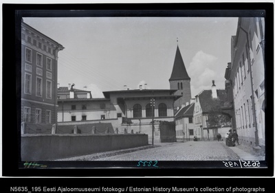 Ülikooli tänav, vaade üliõpilastemajale ja Jaani kirikule  similar photo