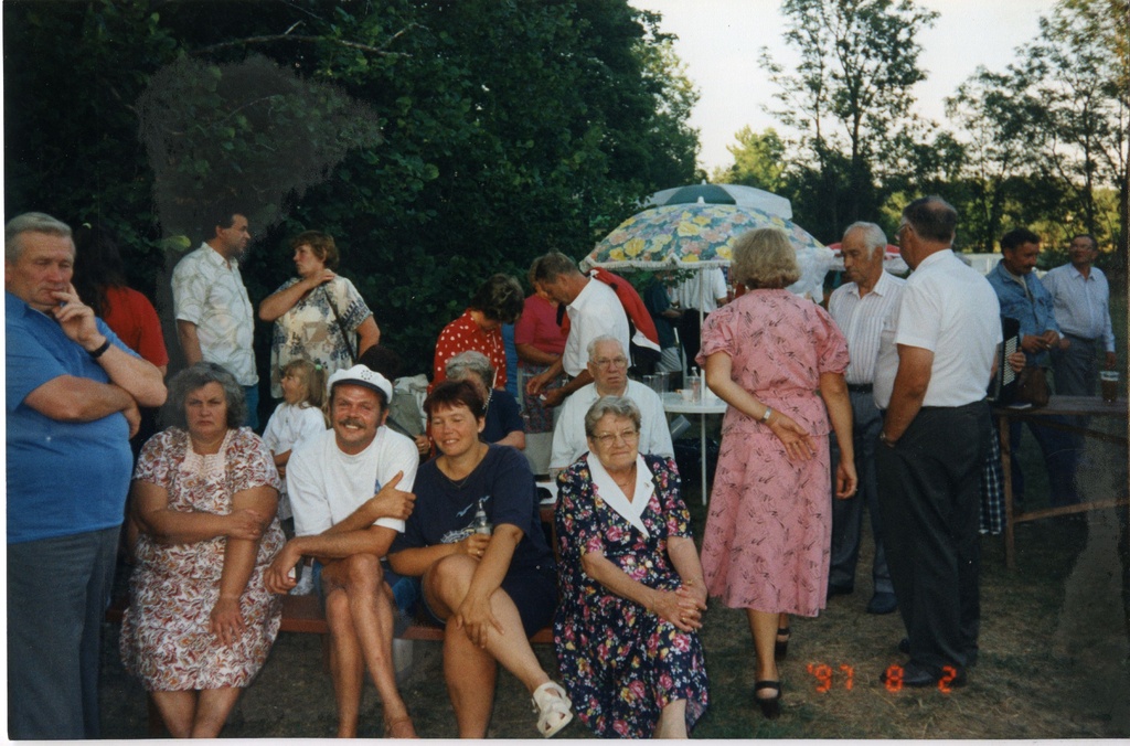 Kihelkonna vallapäevad 1997: grupp Kihelkonna valla elanikke, esireas esimesed Paul ja Õilme Vanin