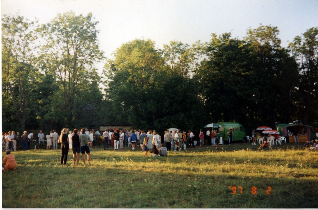 Kihelkonna vallapäevad 1997. a. Mihkli Talumuuseumis rehemaja tagune heinamaa