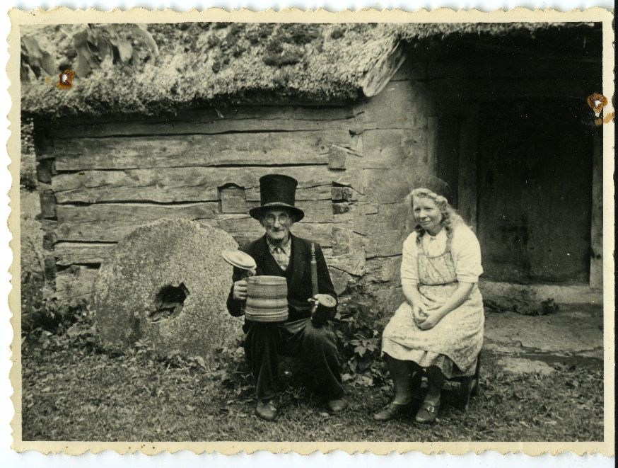 Linda ja jakob Reht istumas aida ees