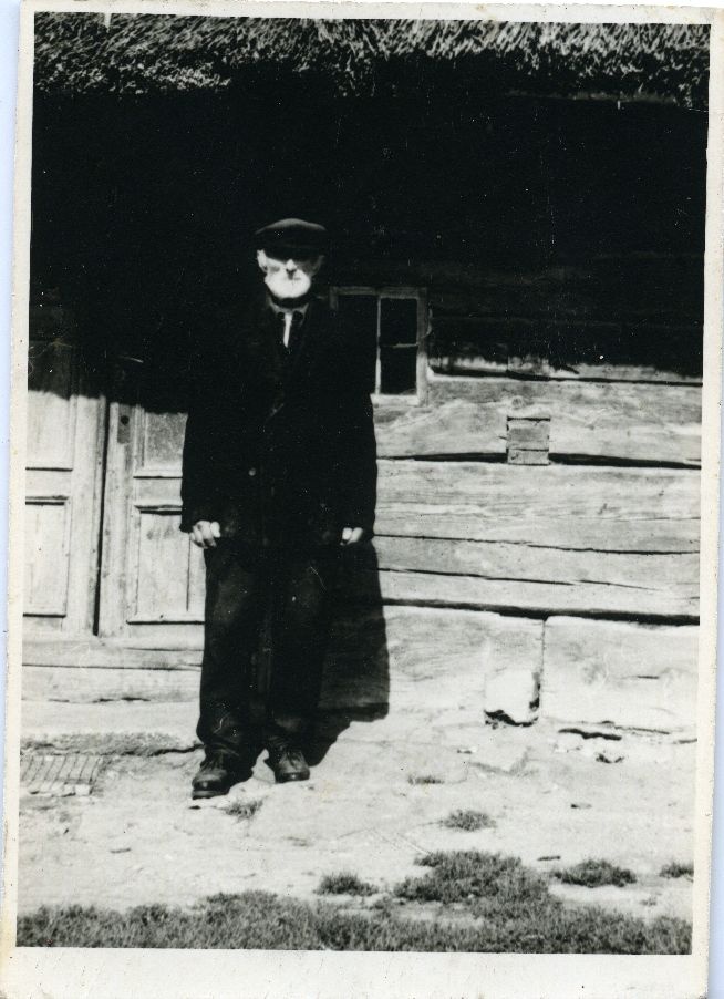 Jakob Reht seisab maja uksel