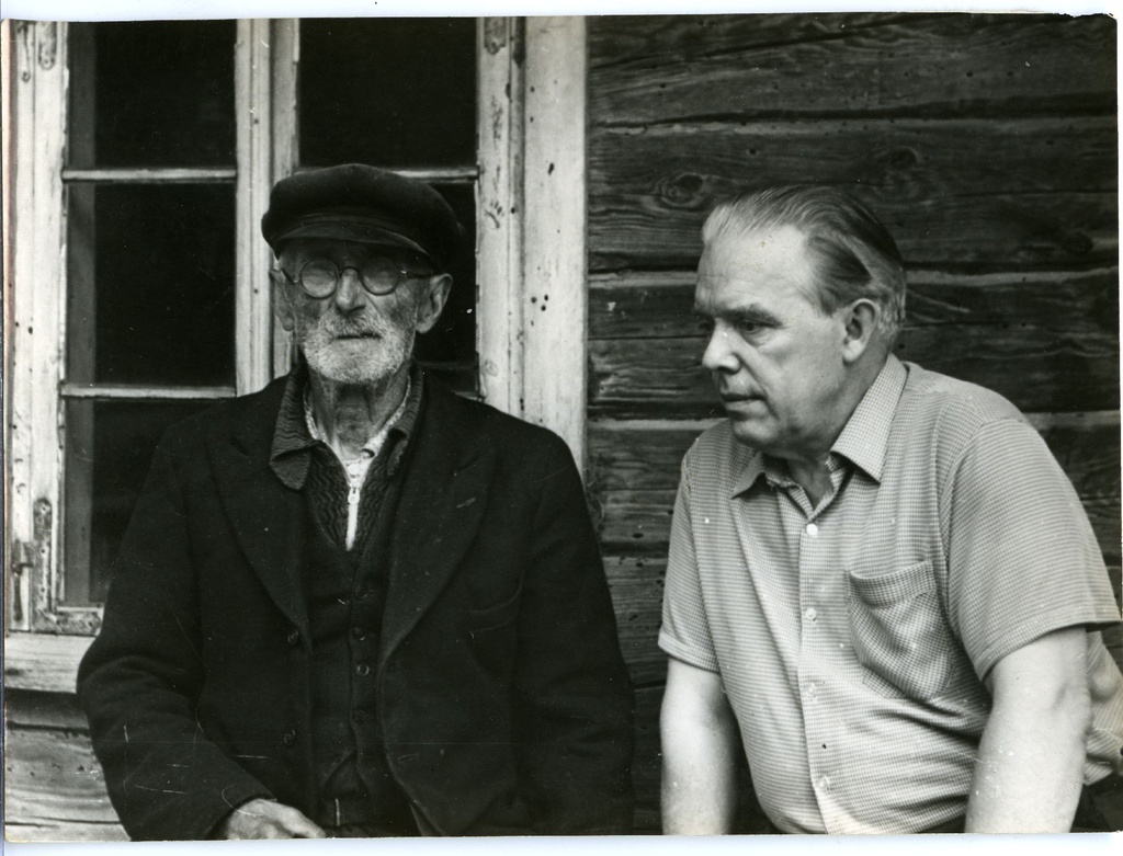 Foto kahest istuvast mehest, vasakpoolne Jakob Reht ja parempoolne Edgar Hark