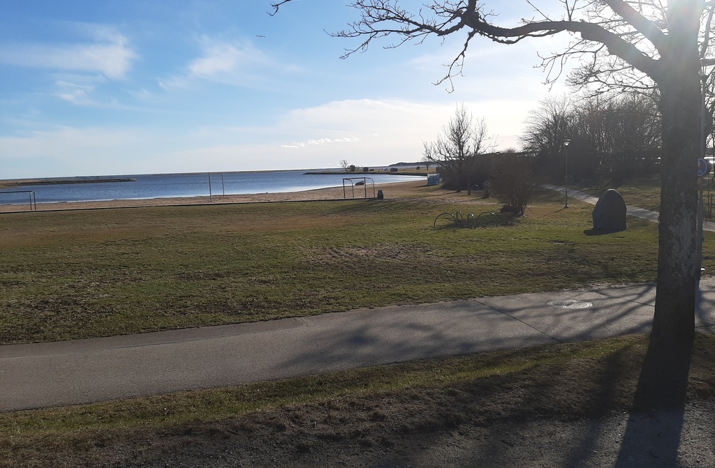 Kuressaare rand, taamal rannakohvik ja linnus rephoto