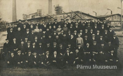 Photo postcard. Employees of the boiler in front of the boiler in the territory of the former Waldhof factory.  duplicate photo