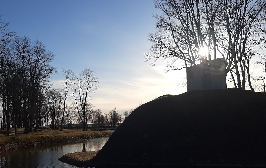 Noored talvel Kuressaare lossipargis, taamal Kuressaare linnus rephoto
