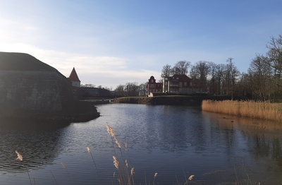 Kuressaare kindlus, vaade vallikraavile ja Ekesparrede majale  Kirderaveliinil rephoto