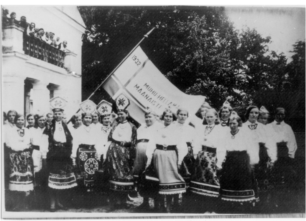 rahvariides naised Hellamaa Maanaiste seltsi lipuga