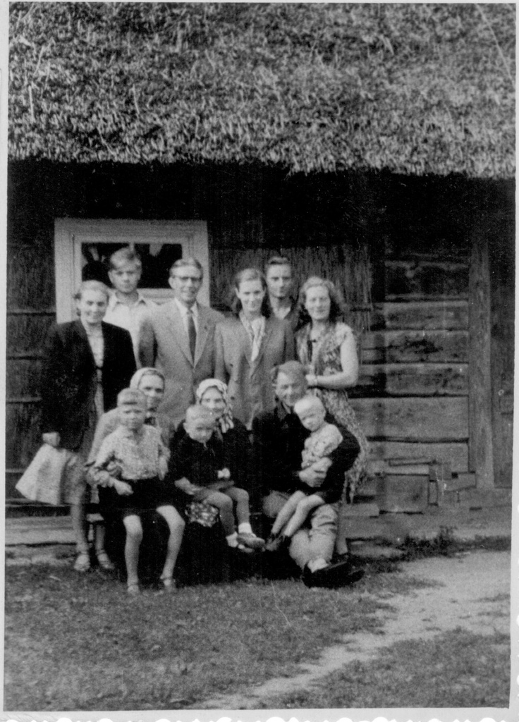 J. Smuul sugulastega Orinõmme külas