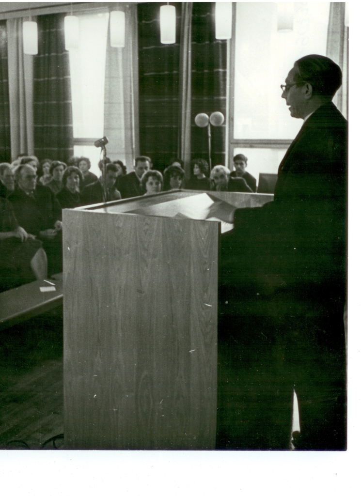 J. Smuul kõnelemas Kirjanike Majas.