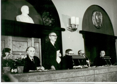 F. Tuglas avab Kirjanike Liidu 5. kongressi.  similar photo