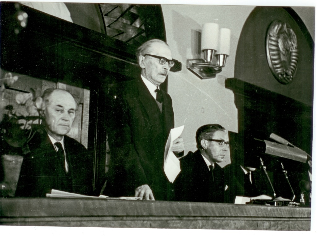 R. Sirge, F. Tuglas ja J. Smuul Kirjanike Liidu  5. kongressi presiidiumis.
