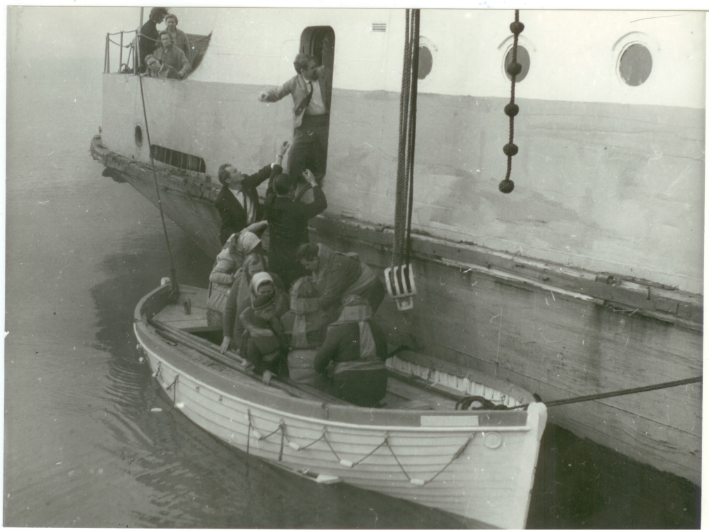 Kaader filmist "Keskpäevane praam"