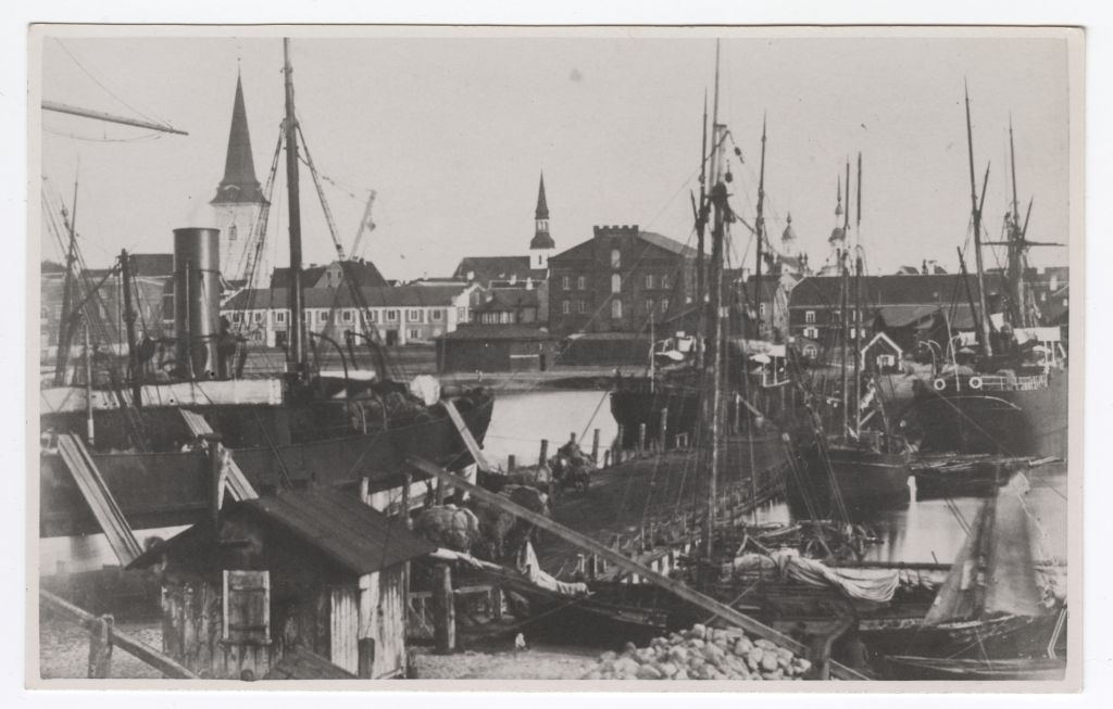 Cargo ships at Pärnu Nahksilla