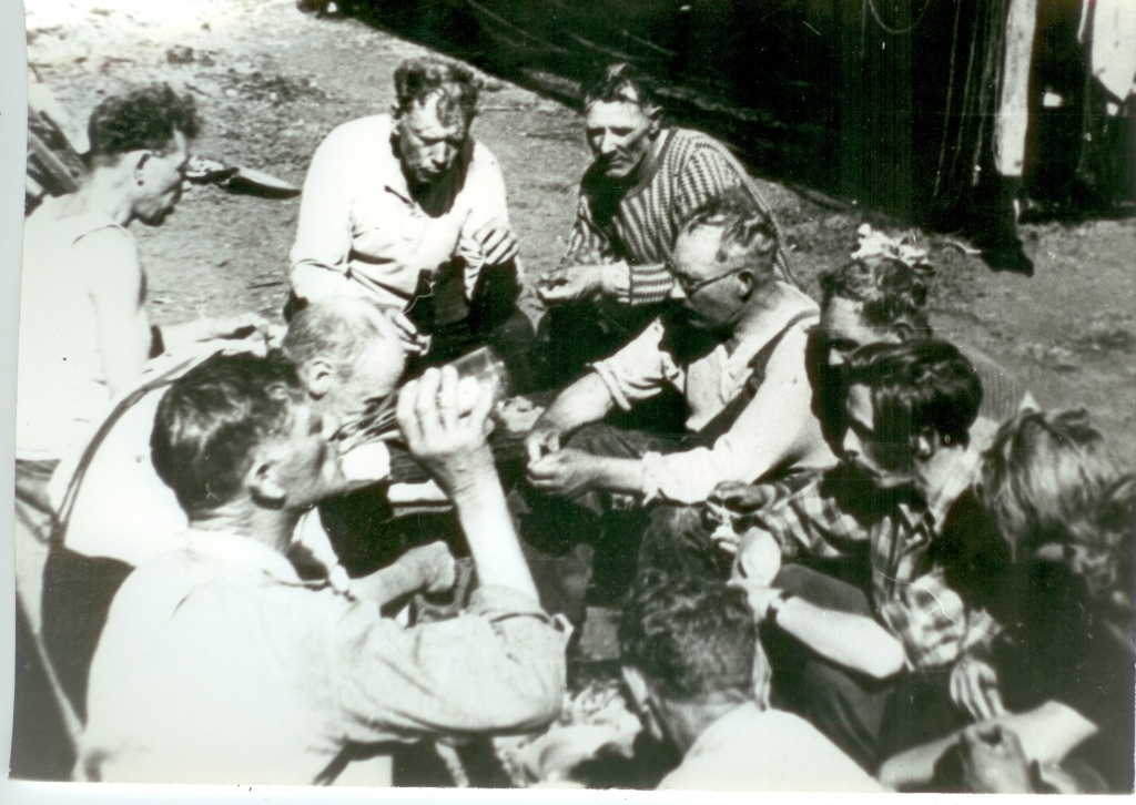 J. Smuul Koguva meestega Tooma õuemurul