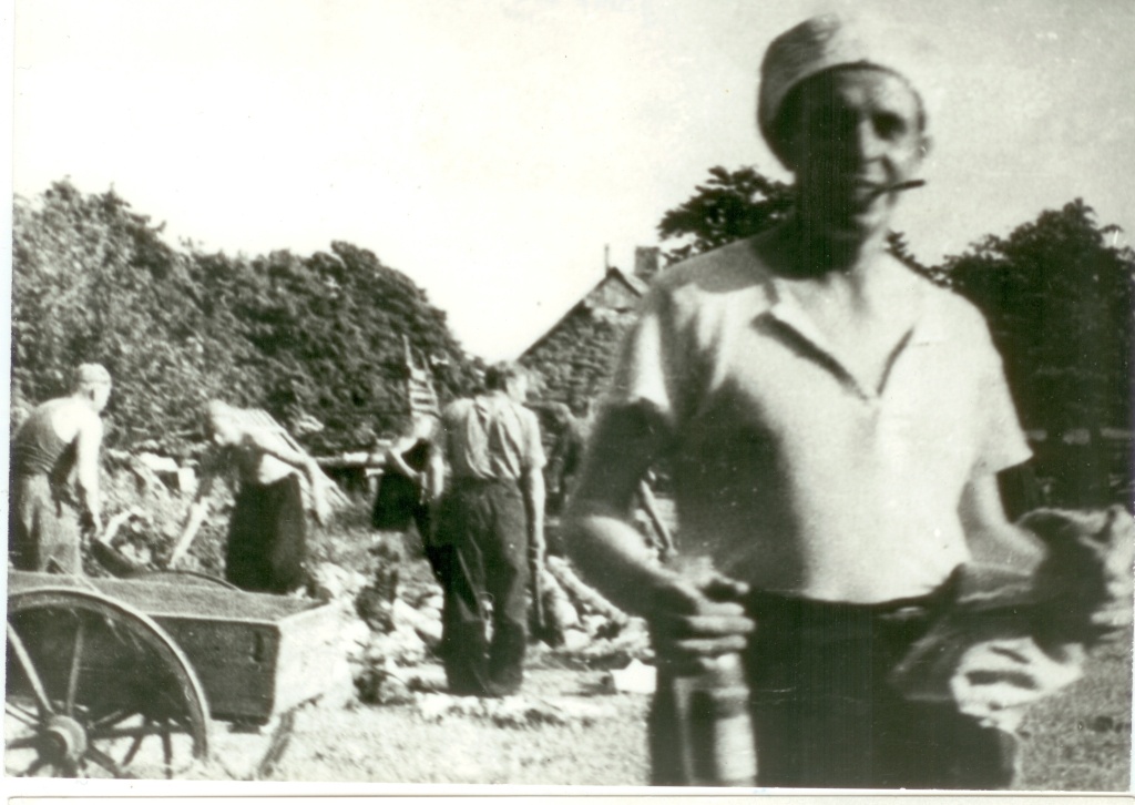 J. Smuul jt. Puulõhkumistalgud Tooma õuel