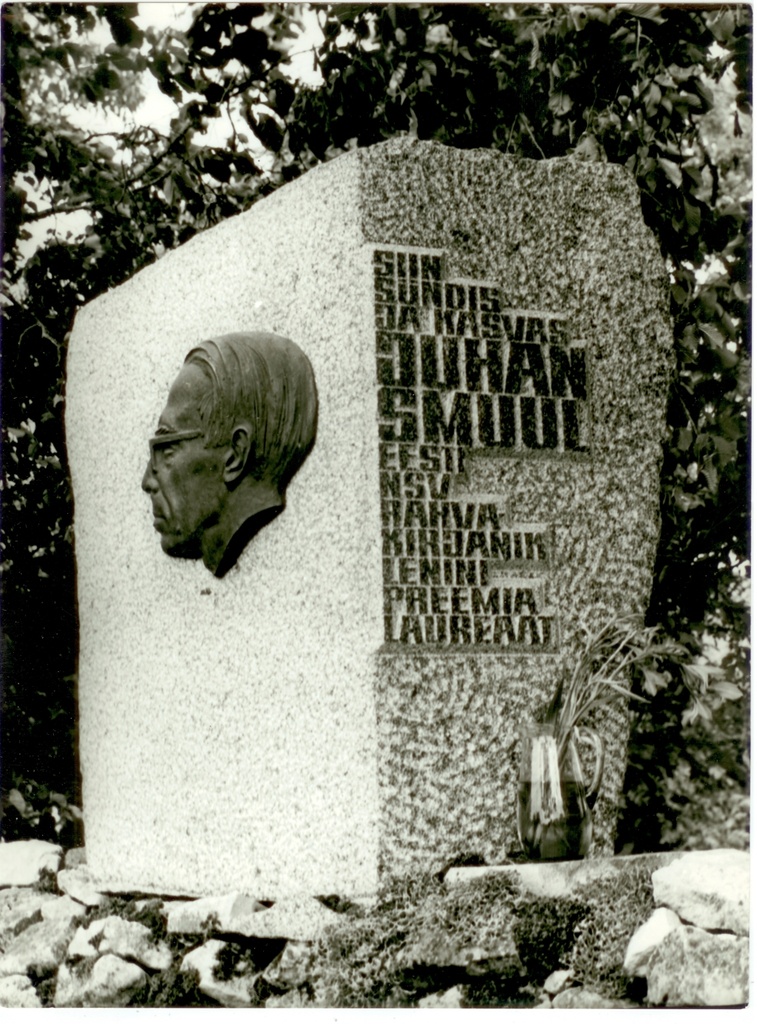 J. Smuuli mälestuskivi Koguvas