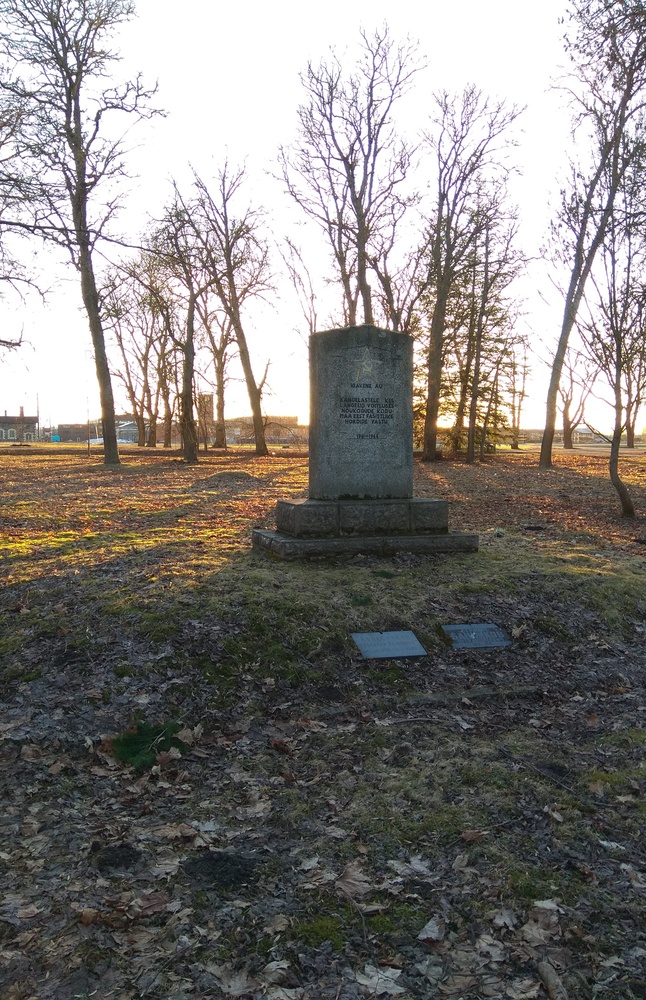 Teises maailmasõjas langenud nõukogude sõdurite mälestusmärk Uhtna mõisa pargis rephoto