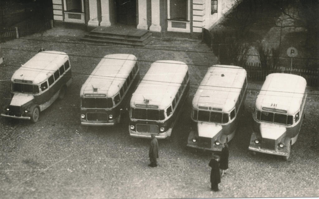 Photo.võru buses on the parking lot at the front of the Catarina Church in 1958.
