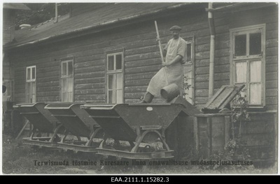 Raising mud in Kuressaare mud treatment  duplicate photo