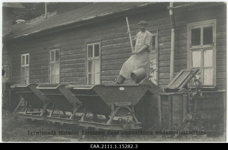 Raising mud in Kuressaare mud treatment