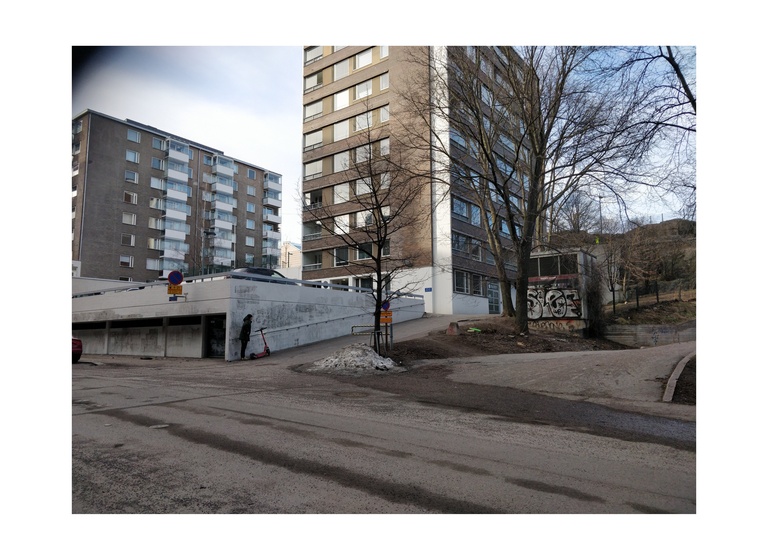 Käenkuja 6. Vieressä niin ikään sittemmin purettu Käenkuja 4. Takana oleva punatiilinen pääty kuuluu rakennukseen Vilhonvuorenkuja 6. Käenkuja 6:n takana on Katri Valan puiston kalliot ja niiden takaa näkyy Vilhonvuorenkuja 16. rephoto