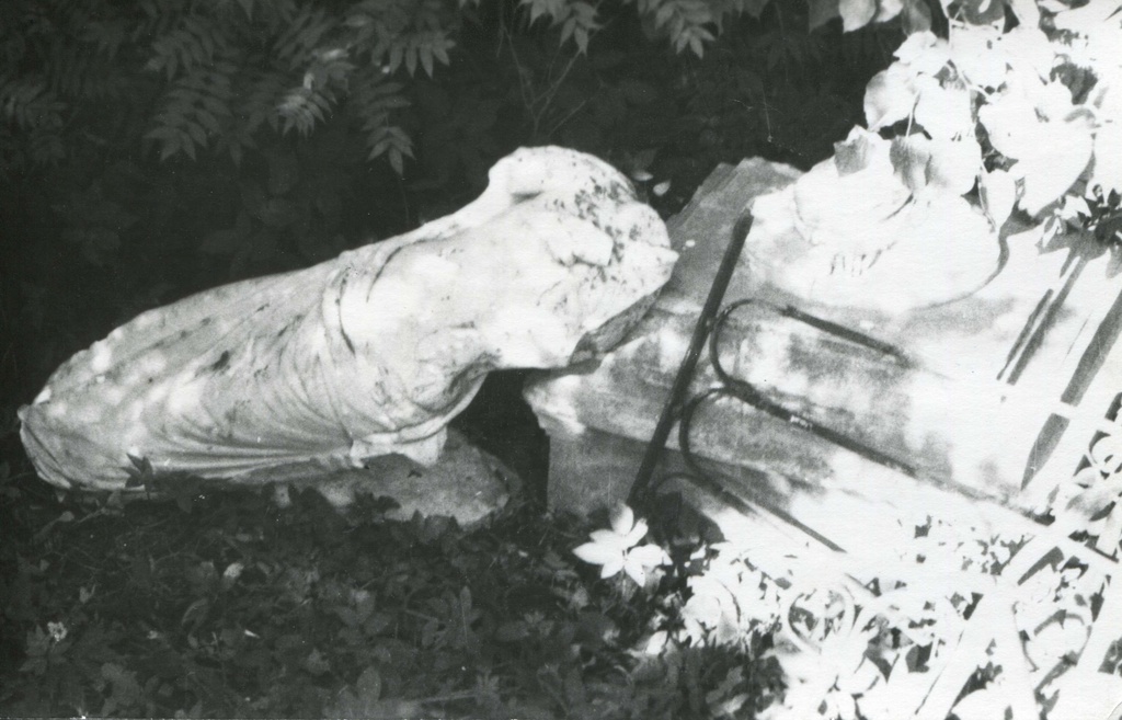 Juhan Weizenbergi purustatud hauamonument