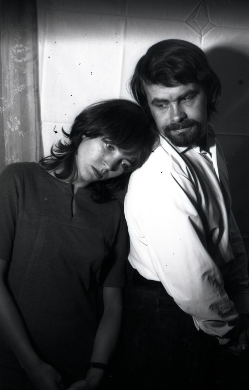 Kersti Kreismann nõjatumas Mati Undi õlale