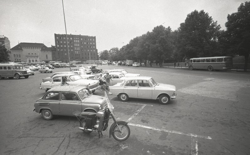 ETV telelavastuse “Armastus armastus” välivõtetel. Võidu Väljaku parkla, esiplaanil mopeed