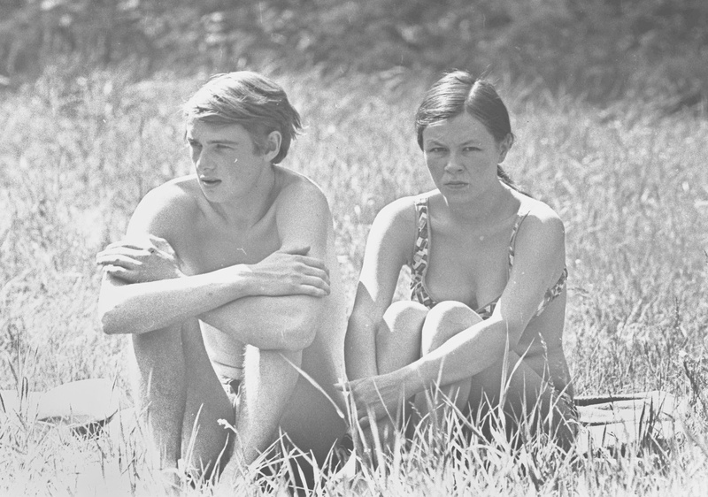 Ajakiri "Noorus" suvepäevad Kabli rannas. Noormees ja neiu murul istumas