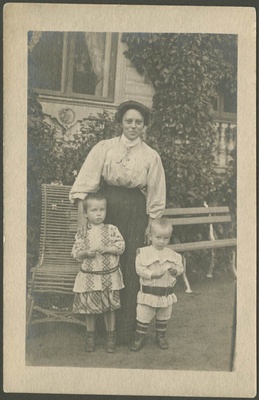 Georg Krug ema ja õega  duplicate photo