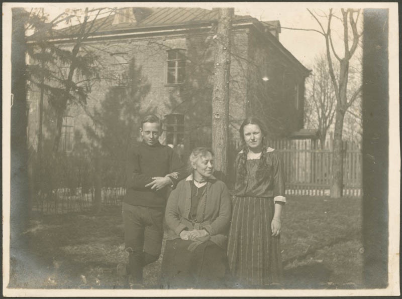 Georg Krug ema ja õega