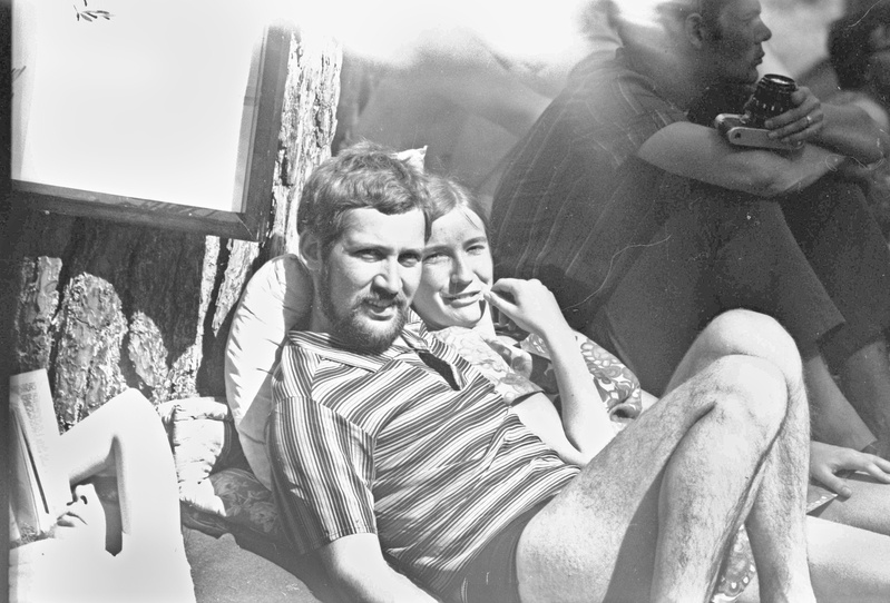 Ajakiri "Noorus" suvepäevad Kabli rannas. Kirjanikud Tiia Toomet ja Jaan Kaplinski