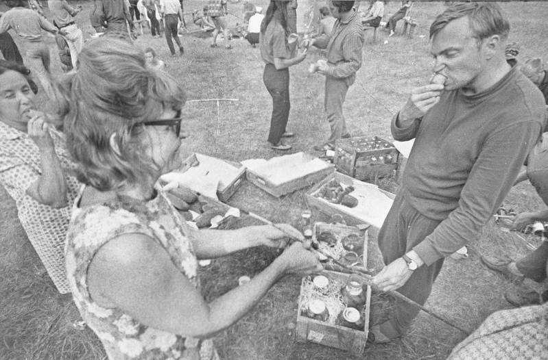 Ajakiri "Noorus" suvepäevad Kabli rannas. Vaino Vahing šašlõkki söömas