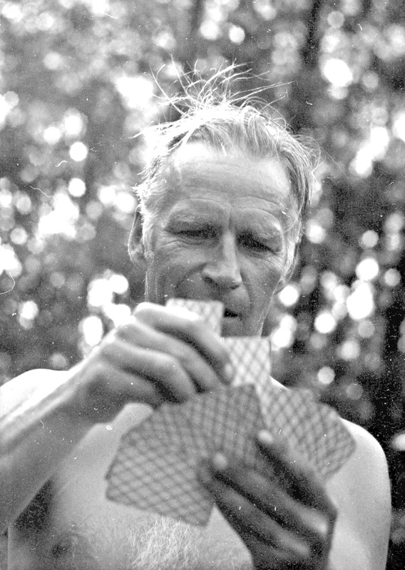 Ajakiri "Noorus" suvepäevad Kabli rannas. Gustav Naan kaarte mängimas