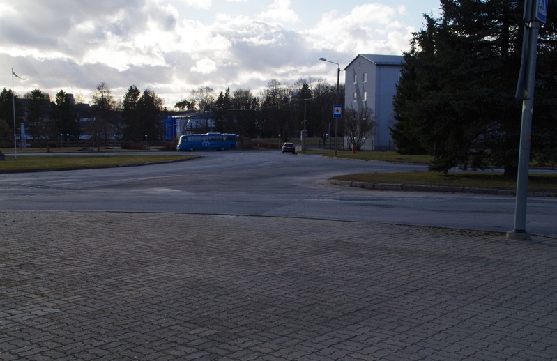 Rakvere Gümnaasium. Uue hoone avamine: õpilased rivis maja ees rephoto